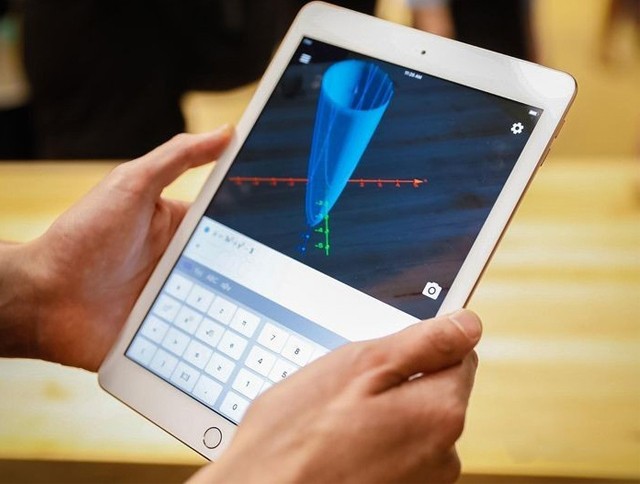 苹果最新款Pad，小巷中的数字梦幻乐园